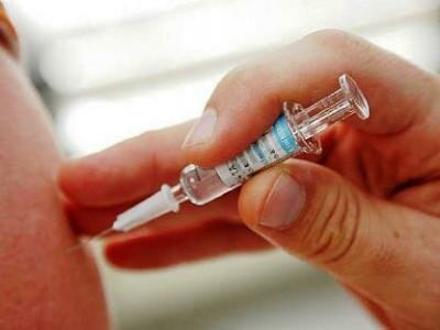 введение вакцины от полиомиелита при помощи шприц-дозы